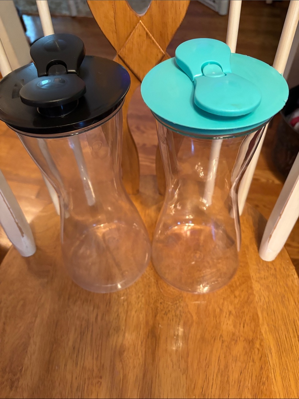 2 Rubbermaid Clear Glass-Look Pitchers with Black and Teal Lids